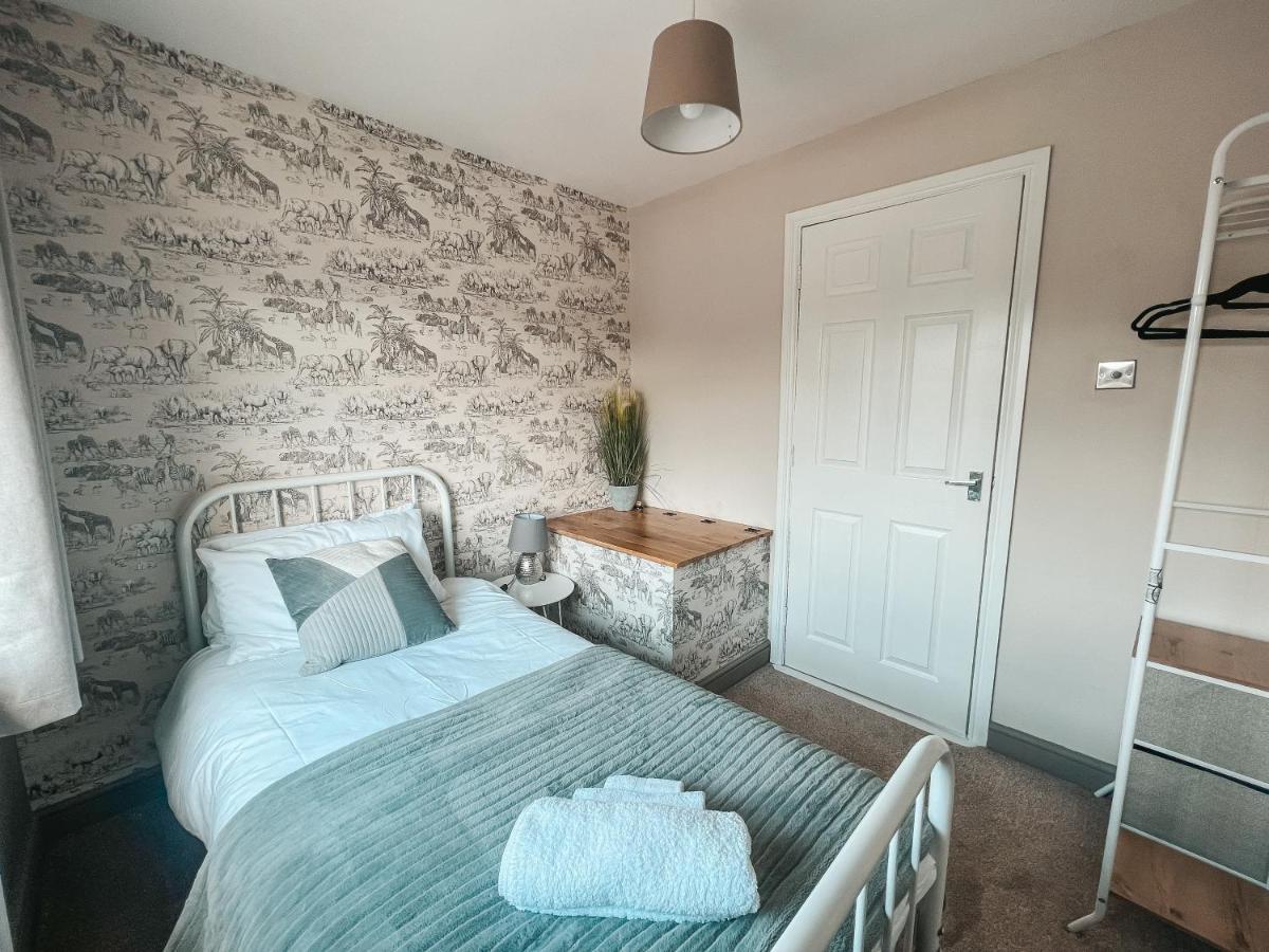 Staybynumbers - Spacious Three Bed House Royal Hillsborough Eksteriør billede