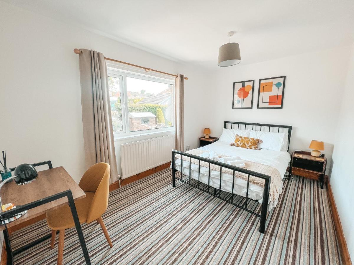 Staybynumbers - Spacious Three Bed House Royal Hillsborough Eksteriør billede