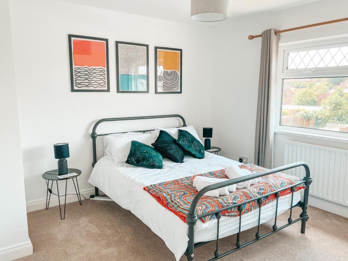 Staybynumbers - Spacious Three Bed House Royal Hillsborough Eksteriør billede