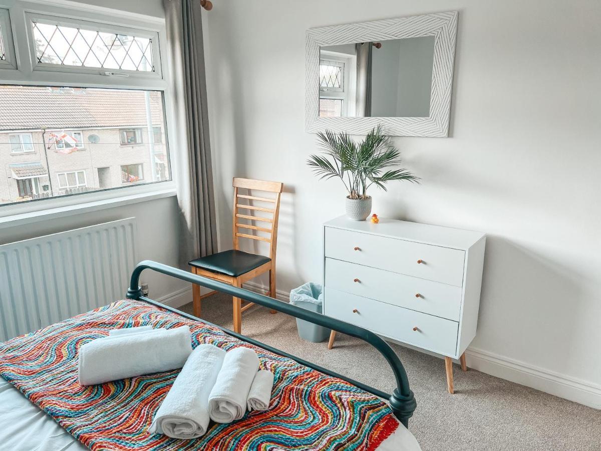 Staybynumbers - Spacious Three Bed House Royal Hillsborough Eksteriør billede