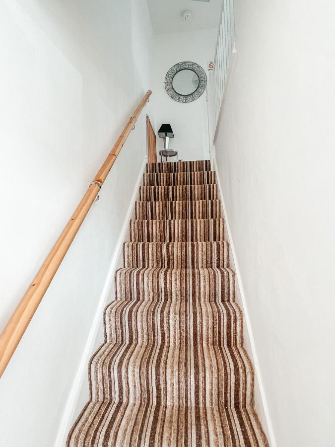 Staybynumbers - Spacious Three Bed House Royal Hillsborough Eksteriør billede