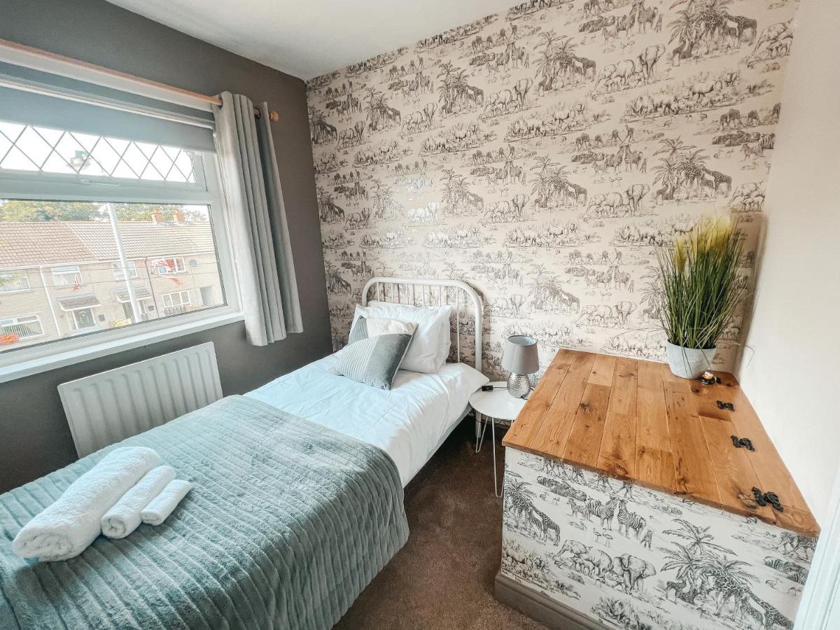 Staybynumbers - Spacious Three Bed House Royal Hillsborough Eksteriør billede
